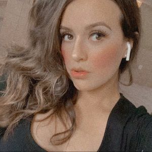 Meet your Posher, Maria fernanda